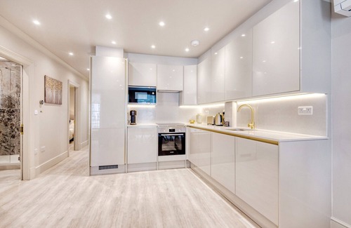 City of Westminster Apartment | Marble Arch Suite 3-Hosted by Sweetstay