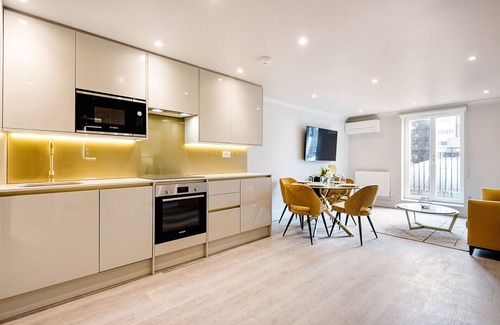 City of Westminster Apartment | Marble Arch Suite 5-Hosted by Sweetstay