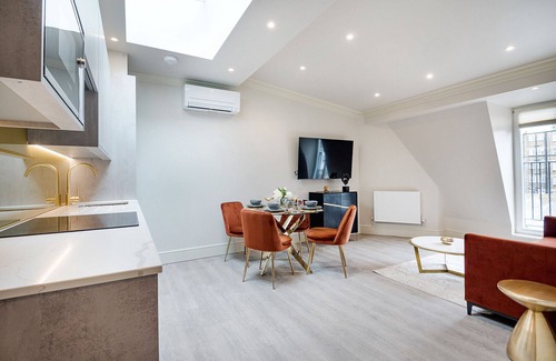 City of Westminster Apartment | Marble Arch Suite 9-Hosted by Sweetstay