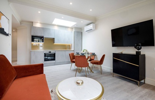 City of Westminster Apartment | Marble Arch Suite 9-Hosted by Sweetstay