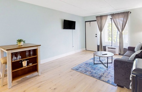 Isles of Capri Condo | Marco Island condo with water views, shared grill, & W/D access