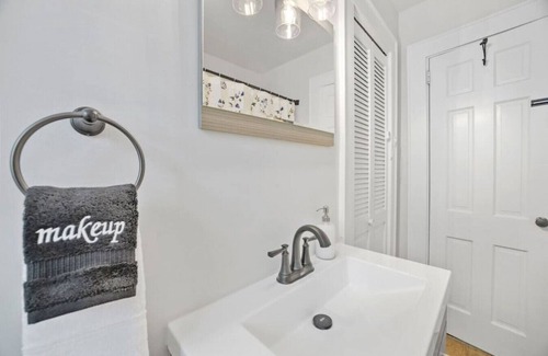 Sans Souci House | Margaret's Place - 3 miles to Downtown Greenville!