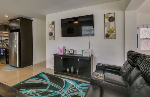 Margate House | Margate Home w/Hot Tub & Putting Green!