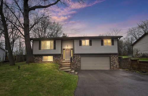 West Bloomfield House | Maria's villa 1 one mile from lake with fire pit by RedAwning