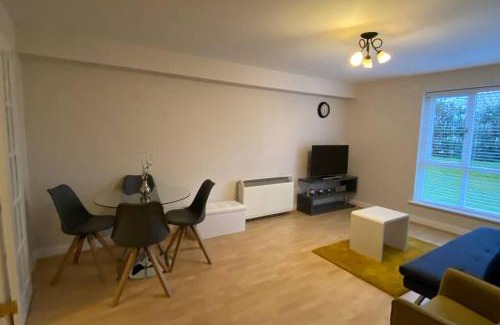Bedford Apartment | Marie’s Serviced Apartment E, 2bedroom City Stay with River View