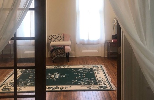 Binghamton House | Marigold Cozy retreat. 5mins walk to UHS and shops. 2 mins to Zoo and Ross park.