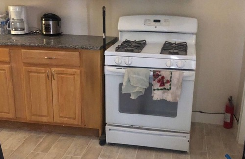 Binghamton House | Marigold Cozy retreat. 5mins walk to UHS and shops. 2 mins to Zoo and Ross park.