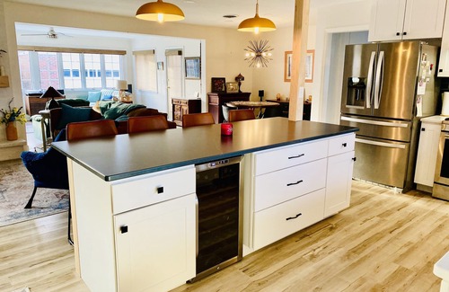 South Bend House | Marigold Inn ! Mid century renovated home! 1.2 mi from ND!