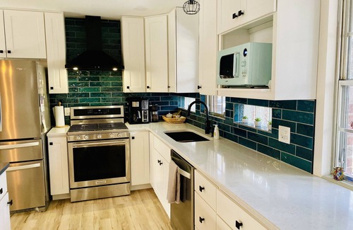 South Bend House | Marigold Inn ! Mid century renovated home! 1.2 mi from ND!