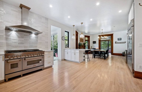 Sunnyside House | Marigold Mansion- Close to downtown, Walkable, Room for multiple families!