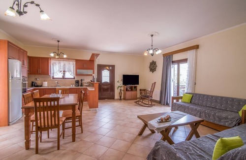 Elos House | Marika Traditional Home is situated in Élos with mountain views.