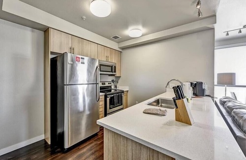 Del Rey Apartment | Marina 2BR nr LAX Attractions & mins to the Beach | MDR