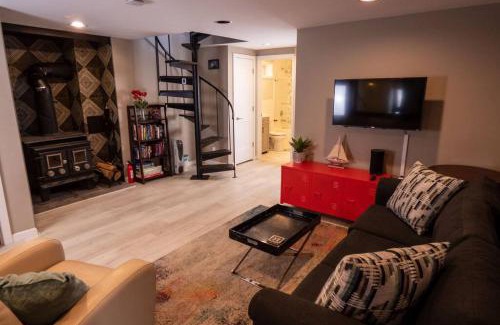 Monticello House | Marina Hillside Lakefront Retreat