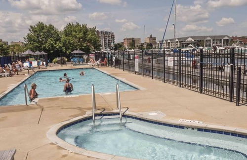 Racine Boat Rental | Marina Life II - 28 Carver @ Reef Point Marina