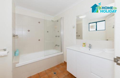 South Townsville Apartment | Marina View Studio - Steps away from CBD, Ferry & Stadium