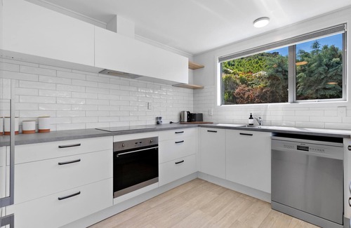 Frankton Apartment | Marina Views 2 Bedroom Home with Sunny Balcony