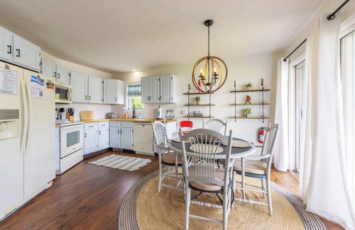Douglas House | Marina Vista - Water Views - Cozy Getaway
