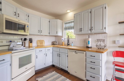 Douglas House | Marina Vista - Water Views - Cozy Getaway