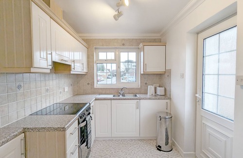 Bognor Regis Cottage | Marine Lodge - a bungalow that sleeps 4 guests in 2 bedrooms