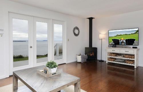 Lagoon Point House | Marine View Bluff by AvantStay Waterfront Views