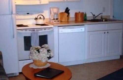 Falmouth Heights Hotel | Mariner's Point Resort
