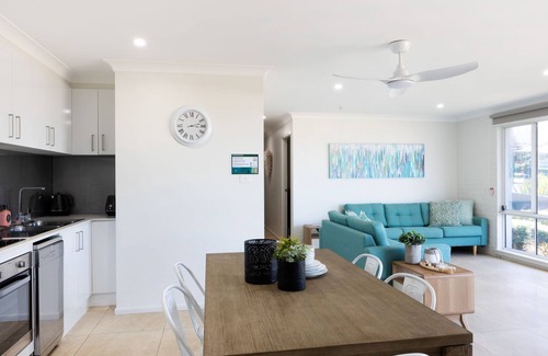 Mollymook Apartment | Mariners 3 - The closet apartment to Mollymook Beach, you can almost touch it!