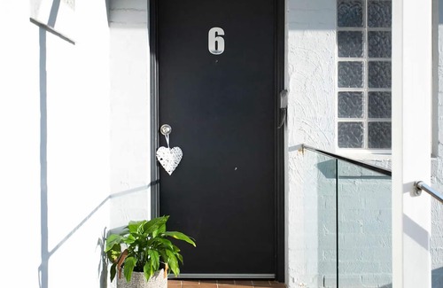 Mollymook Apartment | Mariners 6 - Beachfront studio apartment with breathtaking coastal views