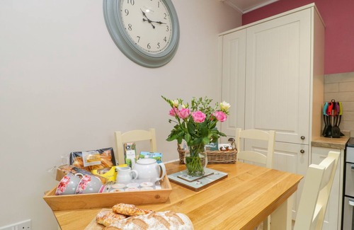 Abbotsbury Cottage | MARKET HOUSE, country holiday cottage, with open fire in Abbotsbury