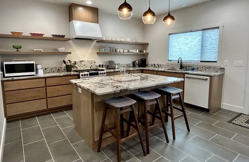 Cody House | Markham 28 - Modern Comfort in the Heart of Cody - Sleeps 10