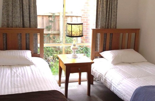 Kilsyth House | Maroondah 3 Bedroom house - Dogs welcome, peaceful large garden free parking