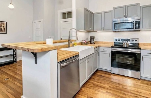 Mars Hill Apartment | Mars Hill U/Asheville Modern condo @ Historic bldg