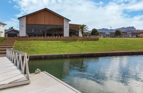 One Tree Point House | Marsden Cove Canal-Front Holiday House