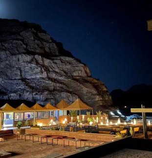 Wadi Rum Bed & Breakfast | Martian landscape camp