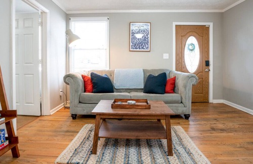 Summerhill House | Martin 2/2 · Cheerful Downtown 2 Bedroom Bungalow w/ City Views