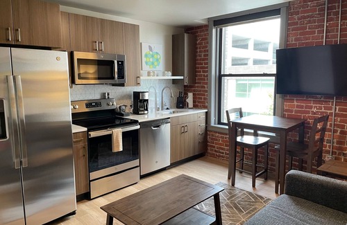 Riverside Apartment | Marvelous 1 Bed Riverfront Park Travel Apartment