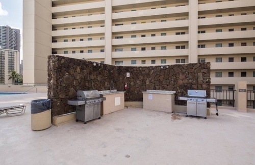 Waikiki Condo | Marvelous Mountain View Studio Condo by RedAwning