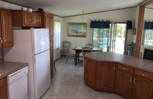 La Pointe House | Mary Ann`s - Located on Beautiful Russell Bay with Lake Access across the Street!