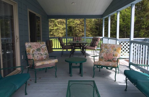 La Pointe House | Mary Ann`s - Located on Beautiful Russell Bay with Lake Access across the Street!