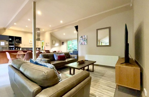 Katoomba Villa | Mary Villa - Heritage Villa, 6 Bedroom, 6 Bathroom, Central Heating, Spa Bath, BBQ