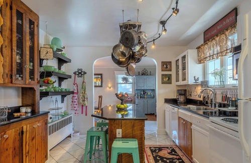 Wardour House | Marymont Cottage in awesome Annapolis walking distance to local pub!