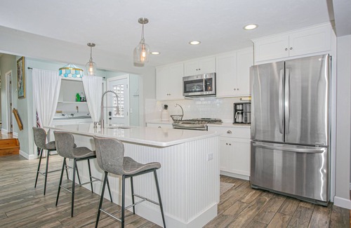Bourne House | Mashnee: Beach Steps, Spacious Yard