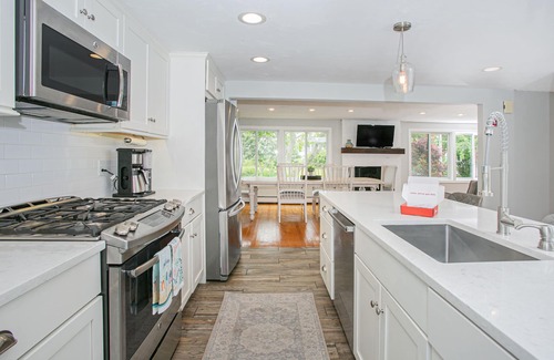 Bourne House | Mashnee: Beach Steps, Spacious Yard