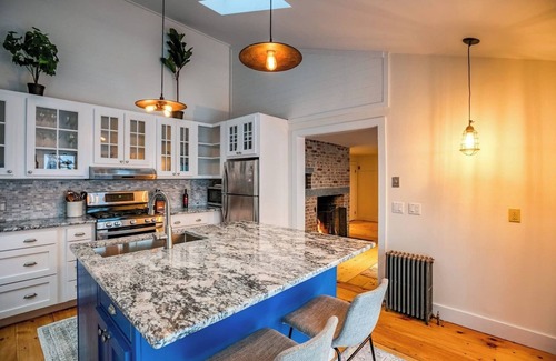 Great Barrington House | Mason's Lodge · Luxury Home - 3 Fireplaces Mins to Ski & Town