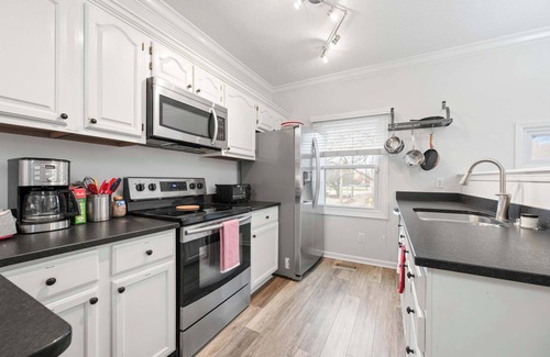 Lockerbie Square Apartment | Mass Ave Gem and steps away from Yoga Studio