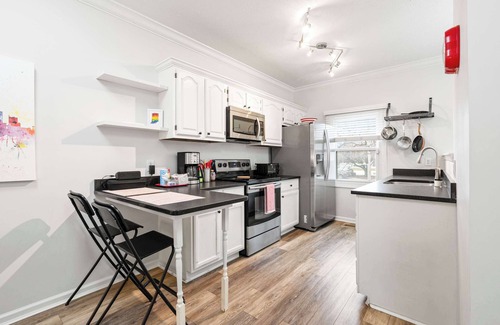 Lockerbie Square Apartment | Mass Ave Gem and steps away from Yoga Studio