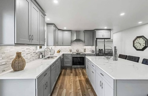 Ahtanum House | Massive 3 bedroom/Sleeps 10!