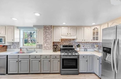 Buffalo House | Massive 4 bedroom with fenced yard!