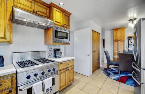 San Rafael House | Massive 5 bedroom with views!