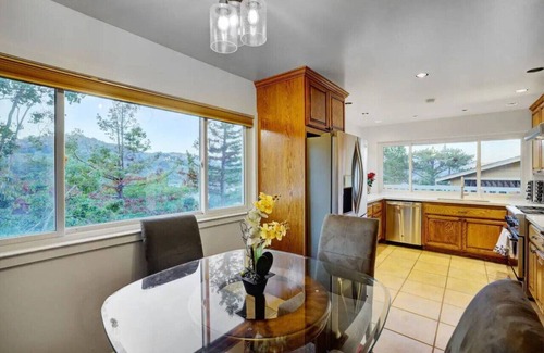 San Rafael House | Massive 5 bedroom with views!