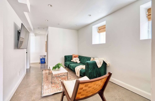 Goose Hollow House | Massive 7BR Nob Hill NW 23rd Sleeps 14